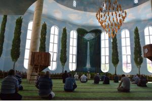 مسجد حميدية التركي.. وكأنك تصلي في حديقة من حدائق الجنة