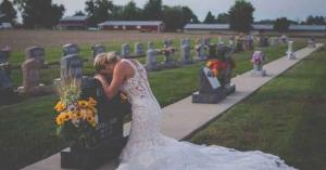 عروس عند قبر عريسها في يوم الزفاف