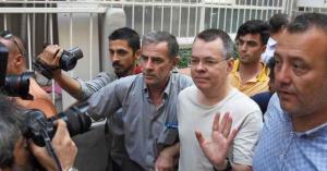 القضاء التركي يأمر بسجن القس الأمريكي