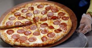 بريطانيا تكافح البدانة بإجراء "غريب" ضد البيتزا