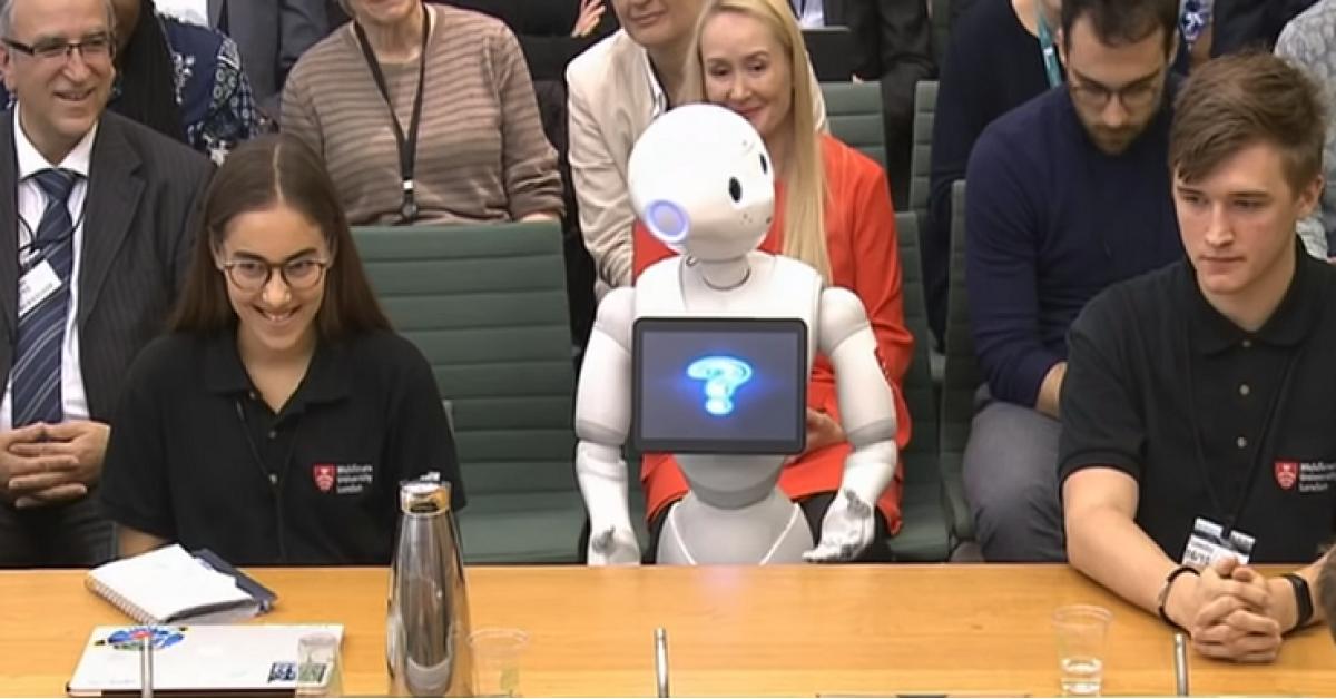 روبوت يقدم شهادته أمام البرلمان البريطاني (فيديو)