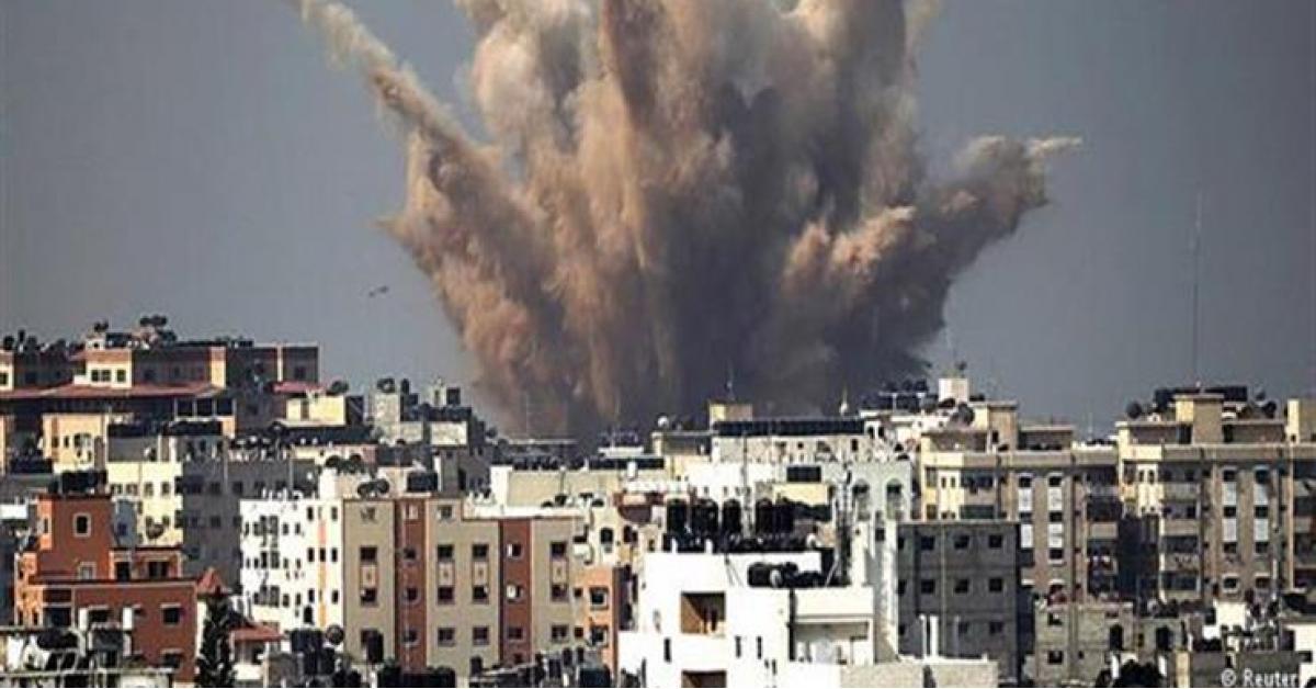 صاروخ يسقط على اسرائيلي خلال تصويره للقصف.. فيديو