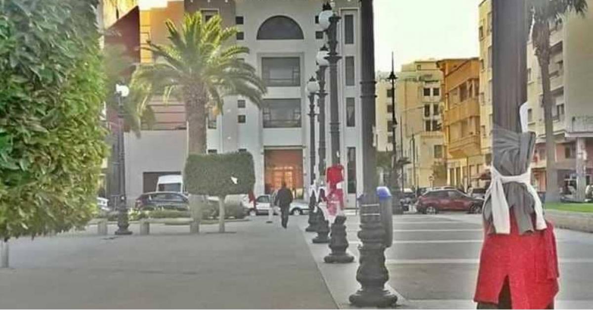 لماذا يعلق المغاربة ملابسهم في الشارع؟