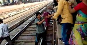 طفلة تنجو من الموت بعد مرور قطار عليها.. صور
