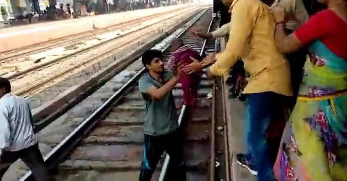طفلة تنجو من الموت بعد مرور قطار عليها.. صور
