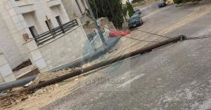 سقوط عامود كهرباء في عمان... صور
