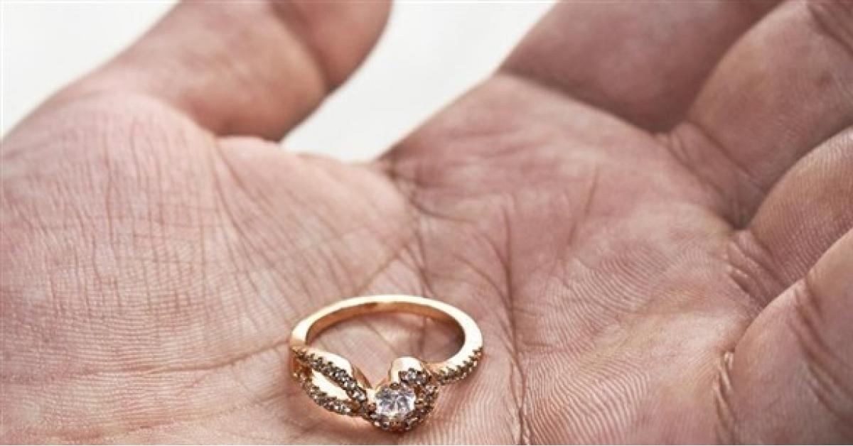 تستعيد خاتم زواجها بعد 9 سنوات من فقدانه
