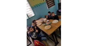معلم بأحد مدارس عمان يكافئ طلبته بالفطور - صور