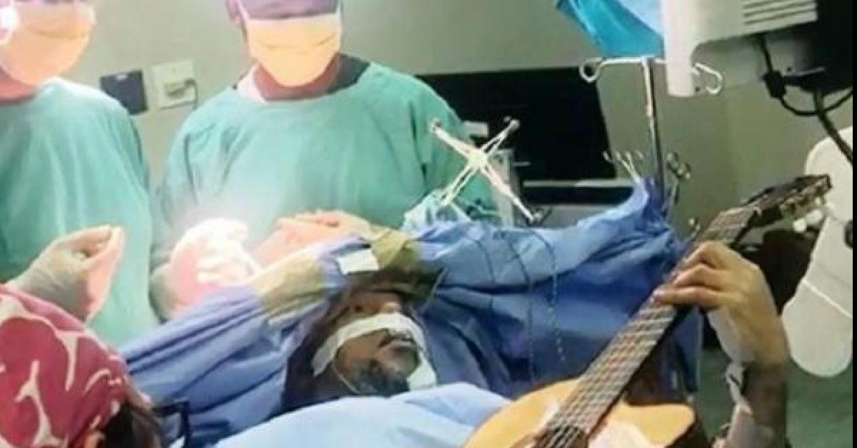 أثناء خضوعه لجراحة في المخ يعزف الجيتار