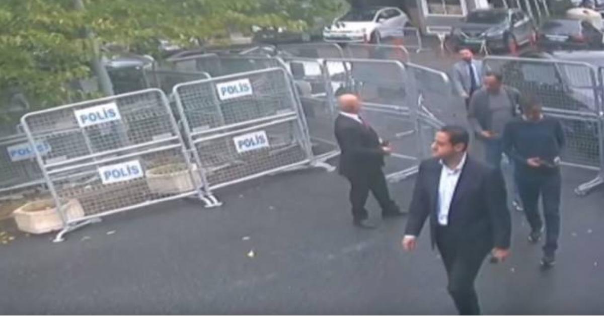 شاهد بالفيديو لحظة نقل جثة خاشقجي إلى منزل القنصل السعودي