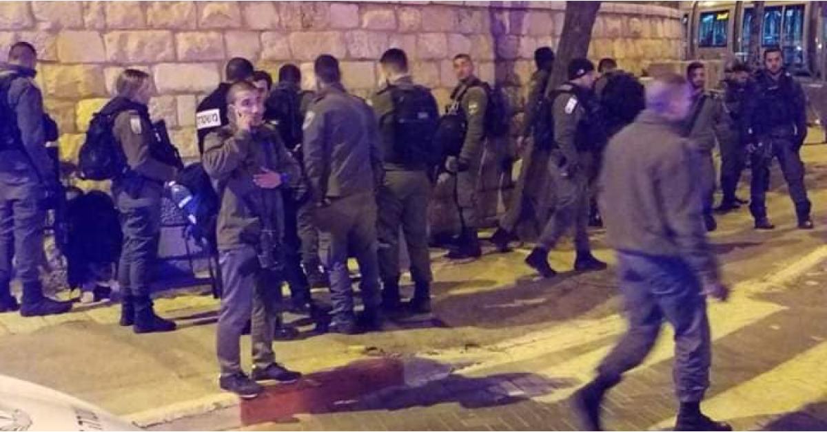 شاهد لحظة اعتقال قوات الاحتلال لشابين في القدس المحتلة.. فيديو