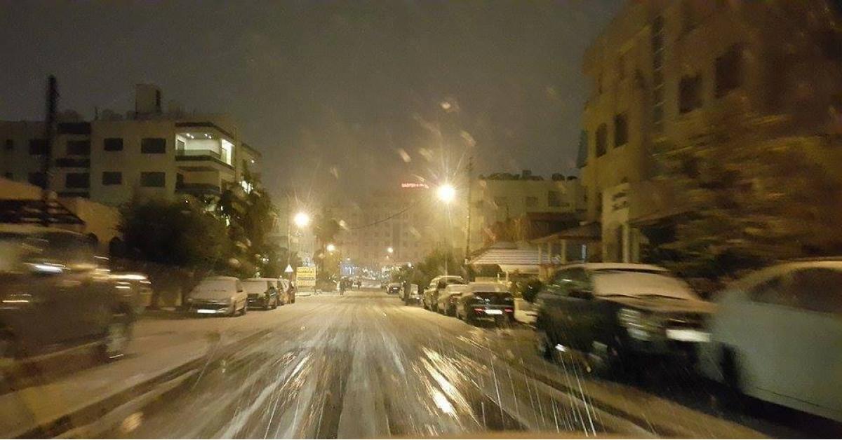 بدء تساقط الثلوج في العاصمة عمان.. فيديو