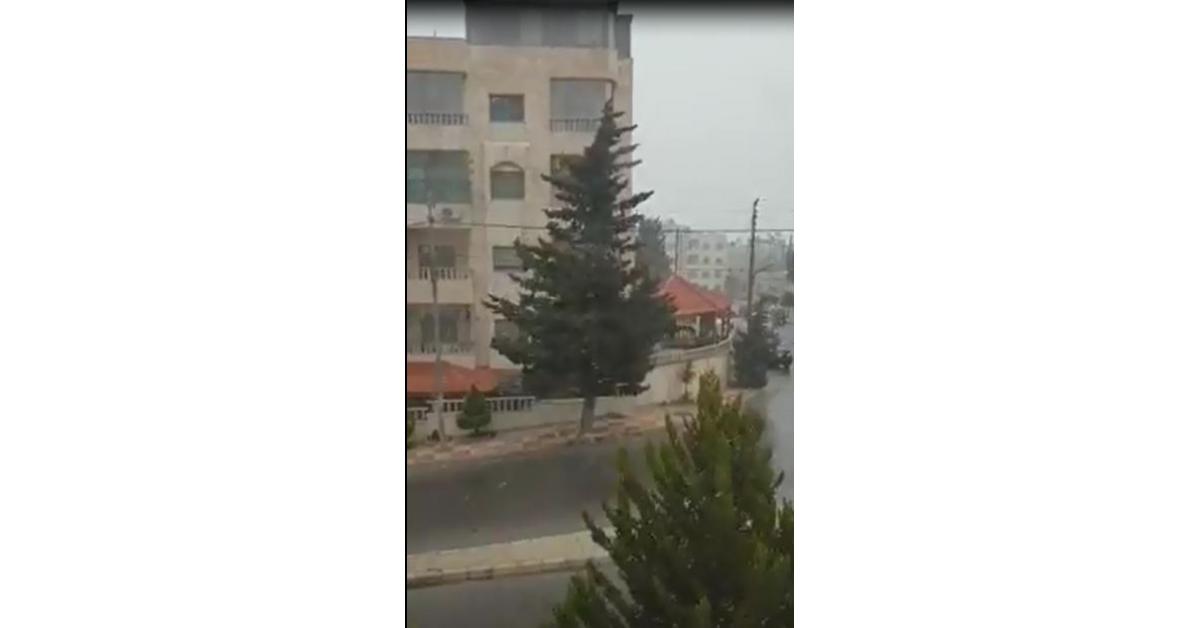 بدء تساقط الثلوج في عمان.. فيديو