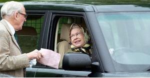 ملكة بريطانيا تقود من غير رخصة