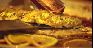 مطعم يقدم سمكة مغطاة بالذهب لوجبة الغداء