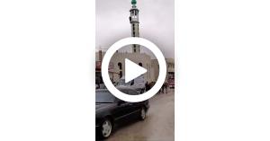 شاب يهدد بالانتحار من مأذنة مسجد في الزرقاء (فيديو)
