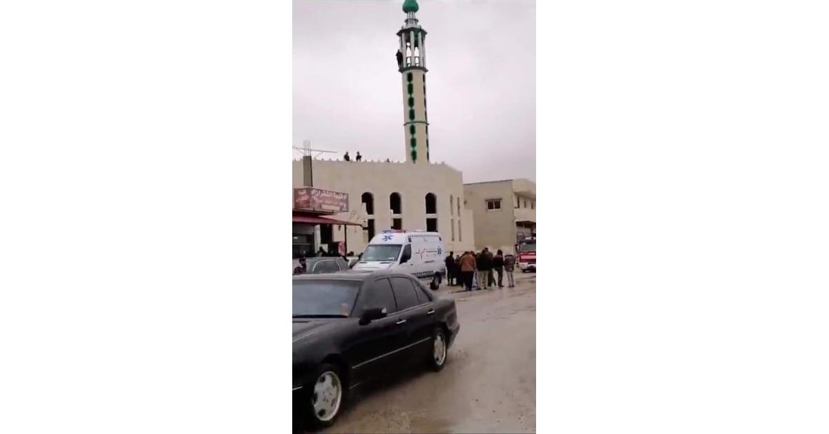 شاب يهدد بالانتحار من مأذنة مسجد في الزرقاء (فيديو)