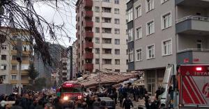انهيار مبنى في اسطنبول ووجود قتلى