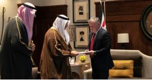 الملك يتسلم رسالة من أمير دولة الكويت