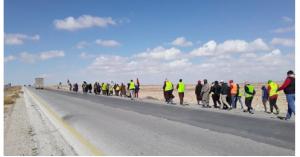 70 شاب يواصلون سيرهم على الأقدام من العقبة إلى عمان
