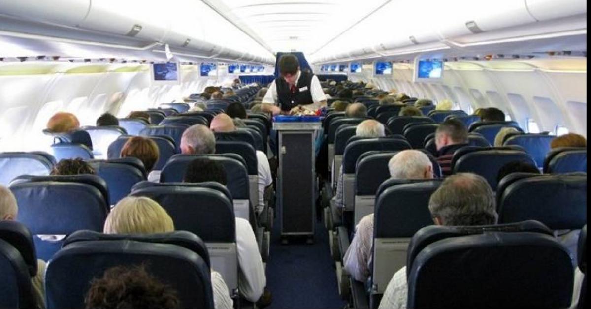 لسبب غريب مسافر يتعرى على الطائرة.. صور
