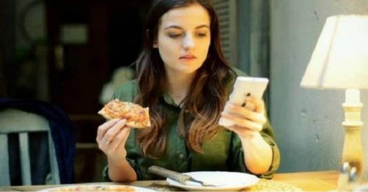 اضرار الهاتف خلال وجبات الطعام