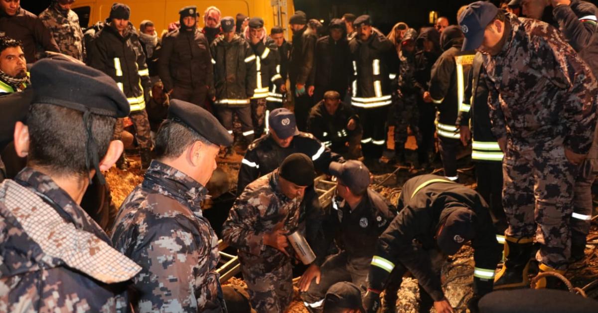 بالفيديو والصور.. الدفاع المدني يتمكن من العثور على جثة غريق خريبة السوق