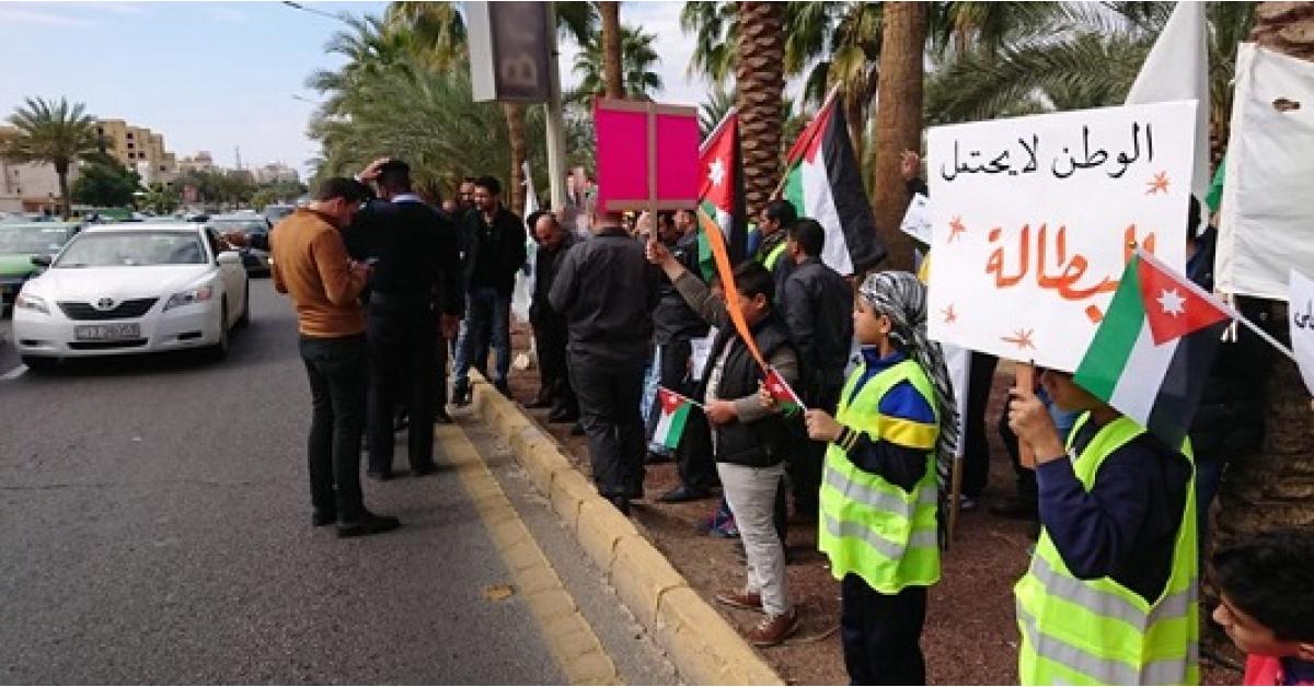 عمال يعتصمون أمام محافظة العقبة.. صور