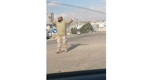 ضابط في الجيش العربي ينظم المرور.. صور