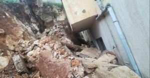 بالصور.. انهيار جدار استنادي في منطقة حي البقعان بالسلط