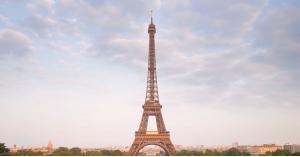 فرنسا تحذر زوار برج "إيفيل" من أمر غريب