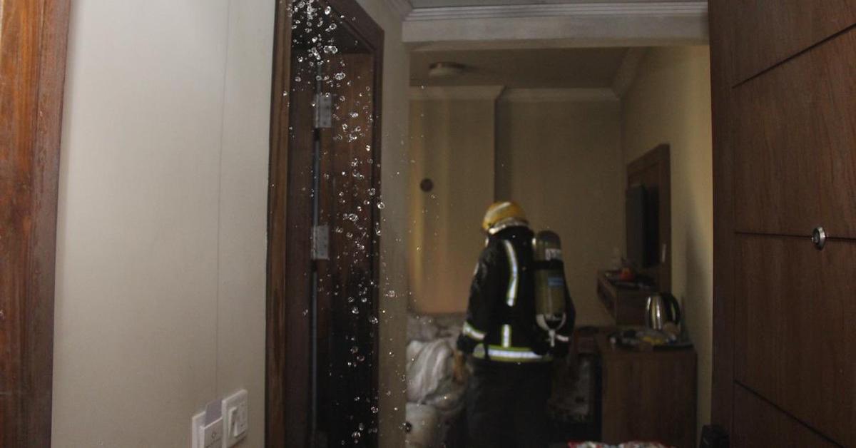 شاهد بالصور.. حريق بأحد فنادق مكة والدفاع المدني يخلي 700 معتمر