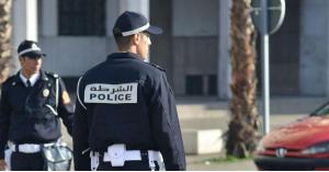 شرطي لبناني يضرب امرأة عارية في الشارع.. فيديو