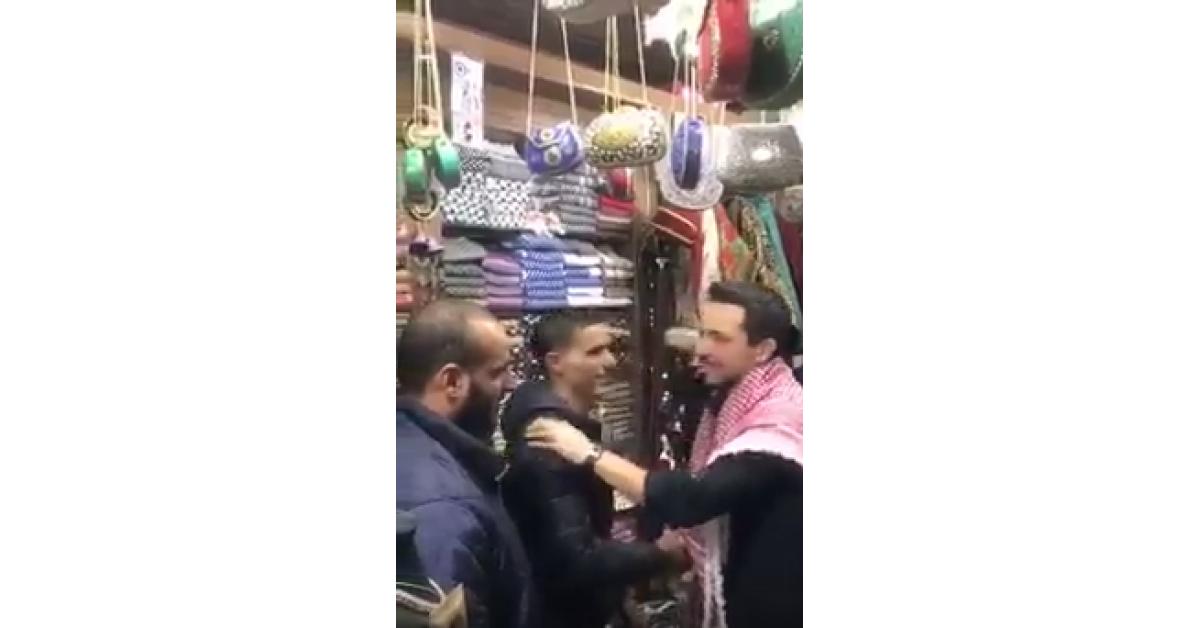 الامير حسين يُفاجىء مجموعة من البائعين ويقبل هذه الهدية.. فيديو