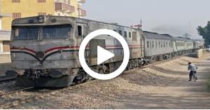 شاهد بالفيديو والصور.. اصابات اثر خروج قطار عن القضبان بمصر
