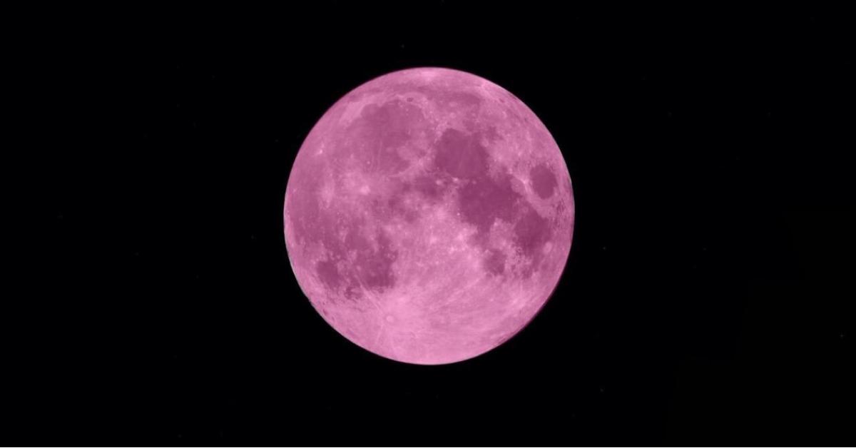 هذه الليلة… “القمر الوردي” يطل على الأرض