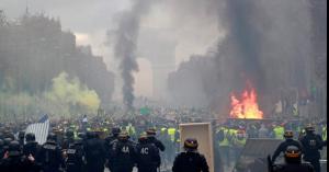 غضب في مسيرة "السترات الصفراء" يختلط بحريق نوتردام