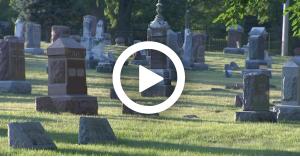 ذهبوا لزيارة قبر صديقهم.. فوجدوا رجلًا عاريًا في استقبالهم (فيديو)