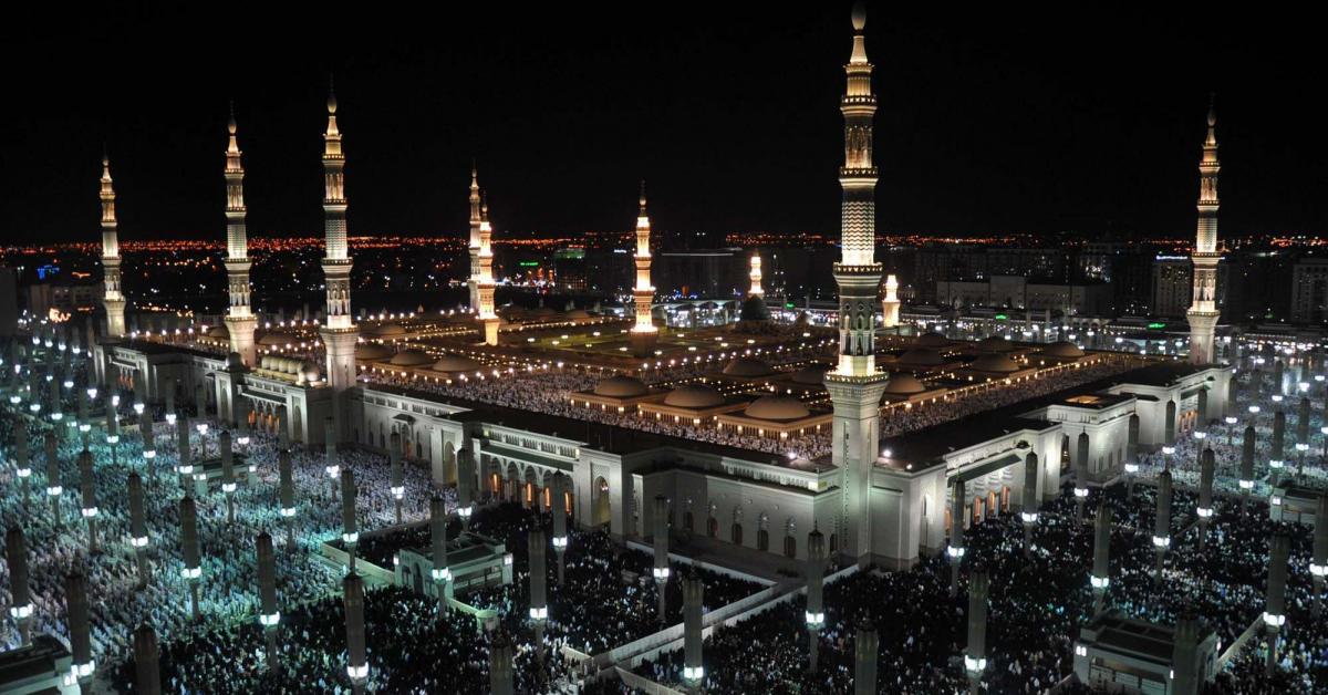 شاهد بالفيديو.. المسجد النبوي الشريف يتزين استعدادا لرمضان
