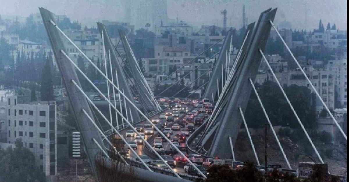 عشريني يهدد بالانتحار من جسر عبدون