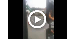 شاحنة تسقط عن جسر بالزرقاء.. فيديو