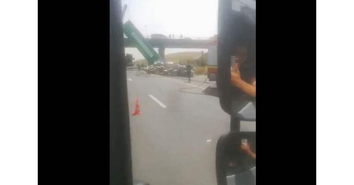 شاحنة تسقط عن جسر بالزرقاء.. فيديو
