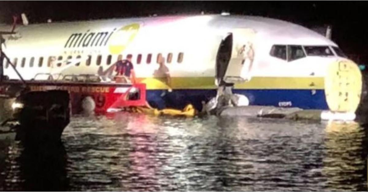 طائرة بوينج 737 تنزلق إلى نهر بفلوريدا وإصابة 21 شخصا (صور وفيديو)