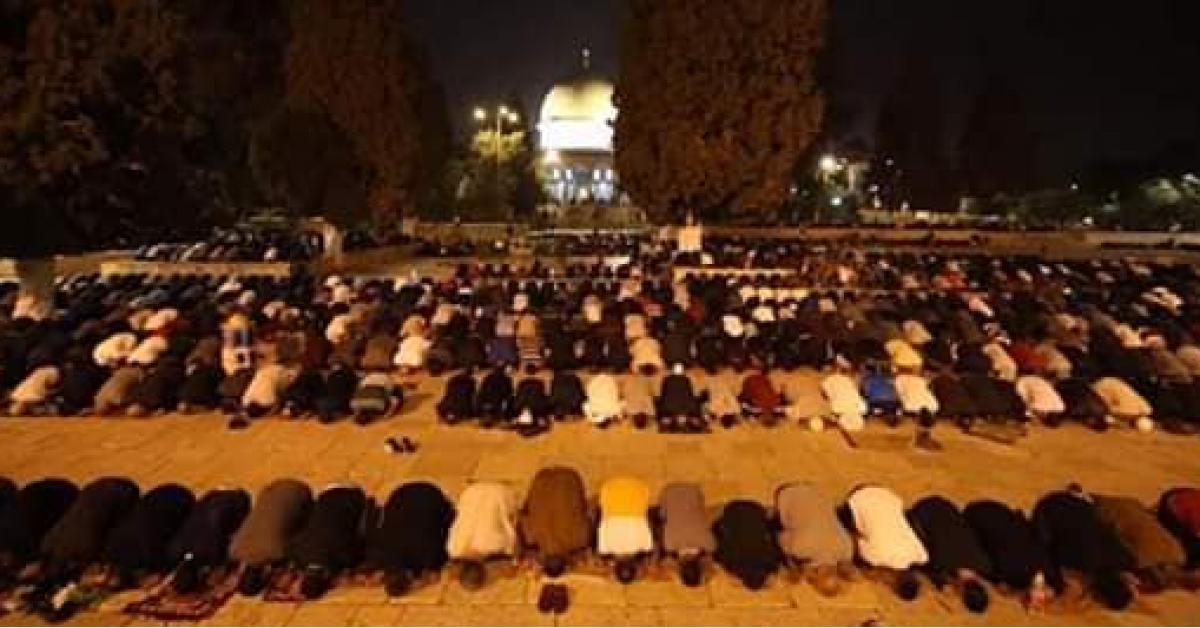 الآلاف يؤدون صلاة التراويح في رحاب المسجد الأقصى (فيديو وصور)