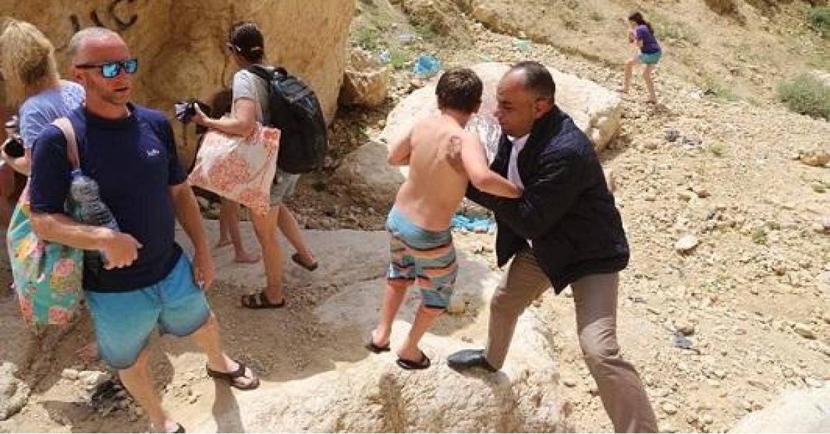 الكركي يؤذن بموقع مساعدته لإسرائيليين - فيديو