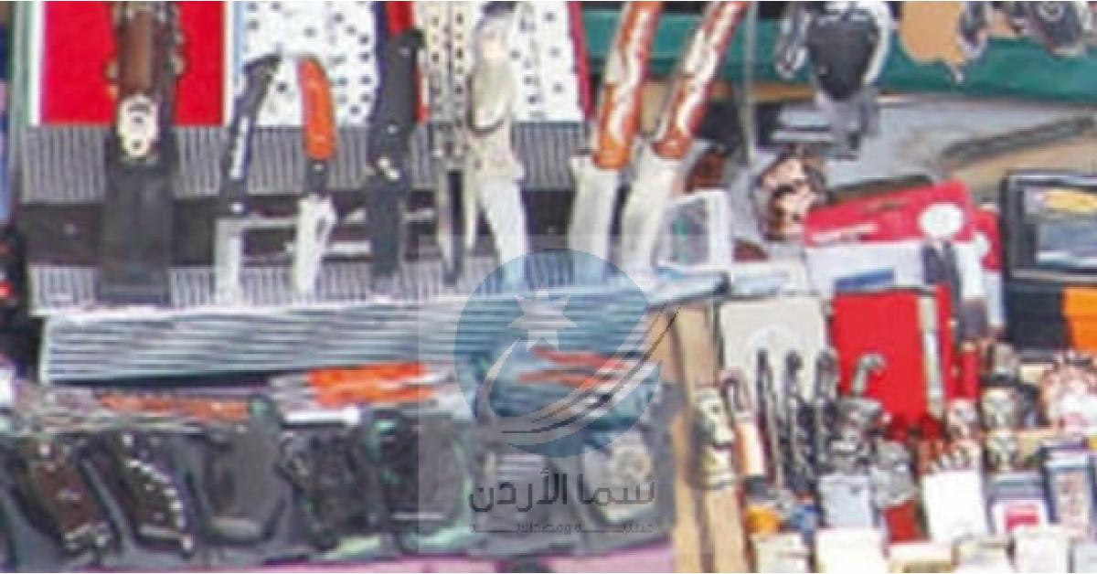 يحدث في عمان.. أسلحة بيضاء ومفرقعات نارية تباع في رمضان.. صور