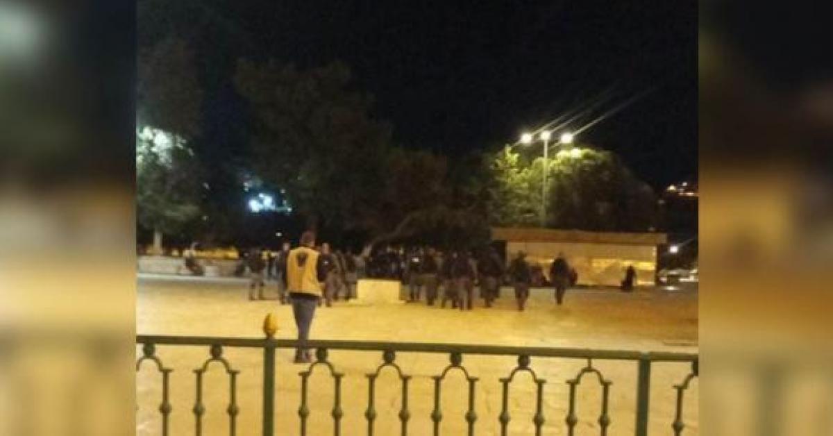 بالفيديو.. قوات الاحتلال تقتحم المسجد الأقصى وتطرد المعتكفين بالقوة
