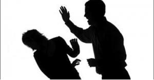 زوج يضرب زوجته بعنف امام بنك بالشميساني