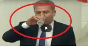 فيديو .. نائب يشرب الماء في نهار رمضان