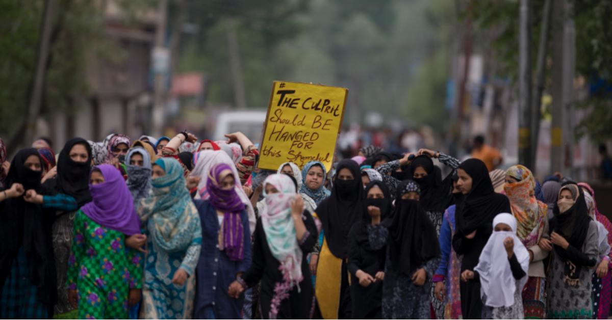 احتجاجات واسعة بالهند للمطالبة بإعدام فتى اعتدى على طفلة عمرها 3 سنوات.. صور